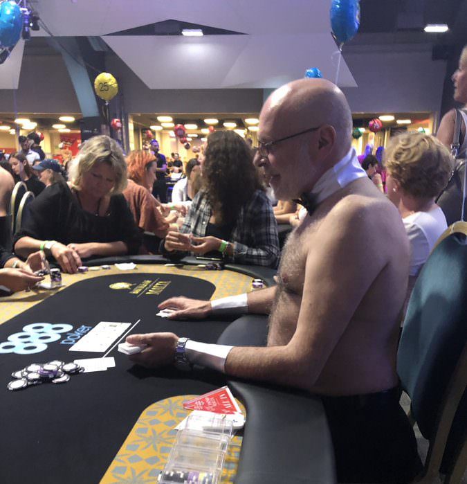 Nackte Dealer
