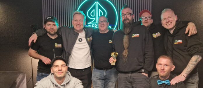 Pokernacht mit Knossi - Die 7 Teilnehmer um Gewinner Olli, zusammen mit Dealer Torsten