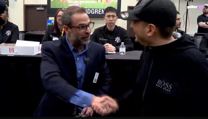 WSOP Turnierdirektor Jack Effel und Bubble-Boy Christian Stratmeyer - 01
